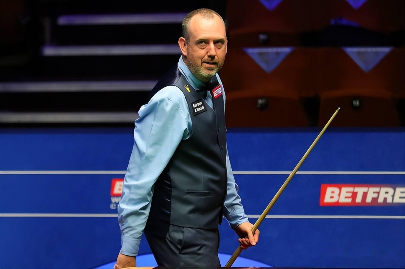 示出更强的 示出更强的